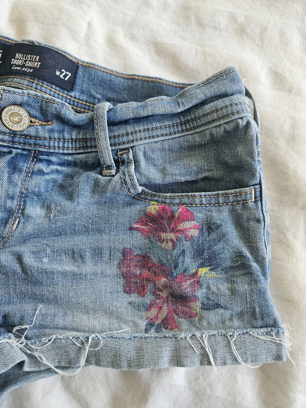 🦋Hollister Classic Tropical Flower On Denim Low-Rise Jean Short-Short Size 5 - Picture 2 of 3